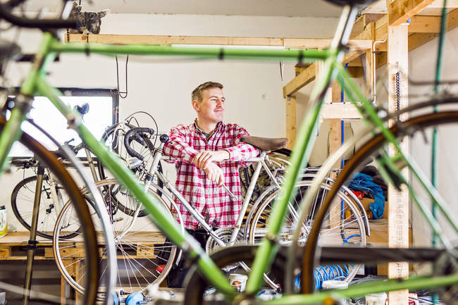 Mechaniker stützt sich auf Fahrrad — Stockfoto