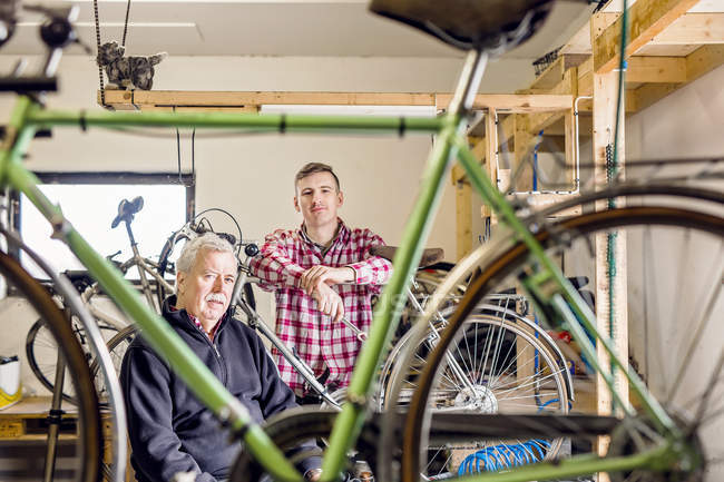 Отец и сын в магазине велосипедов — стоковое фото