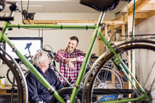 Padre e figlio in negozio di biciclette — Foto stock