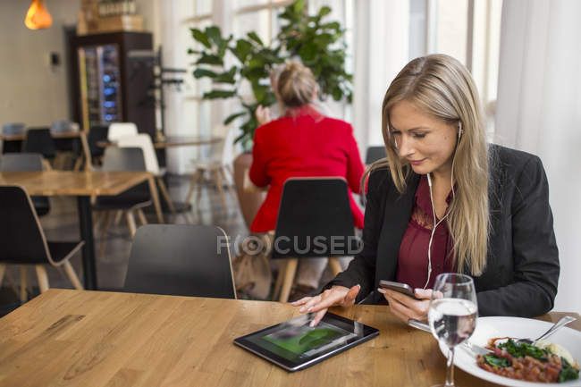 Безробітна жінка користується цифровим планшетом. — стокове фото