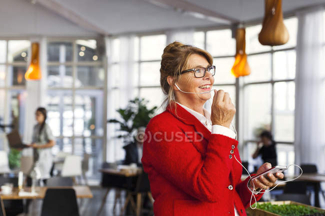 Appy business woman talking in restaurant — стоковое фото