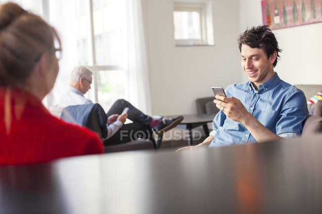 Gente de negocios sentada en restaurante - foto de stock