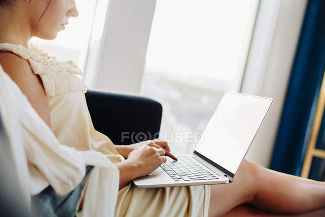 Mujer escribiendo en el ordenador portátil - foto de stock