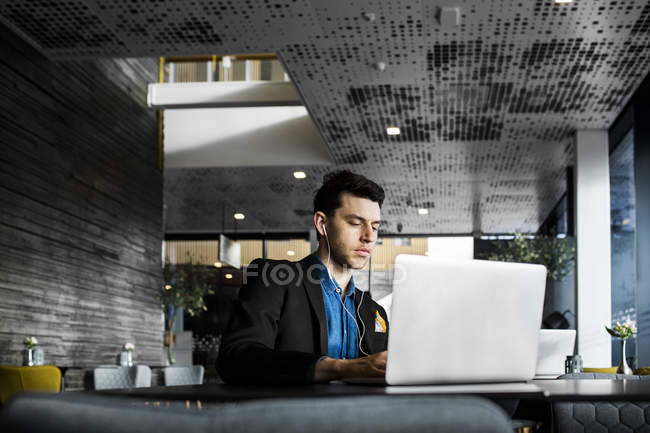 Hombre de negocios usando portátil - foto de stock