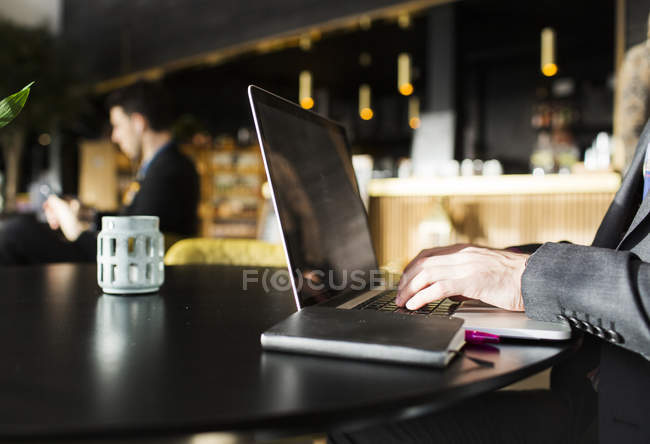 Hombre escribiendo en el ordenador portátil - foto de stock