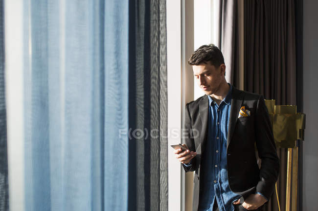 Businessman using phone — Stock Photo