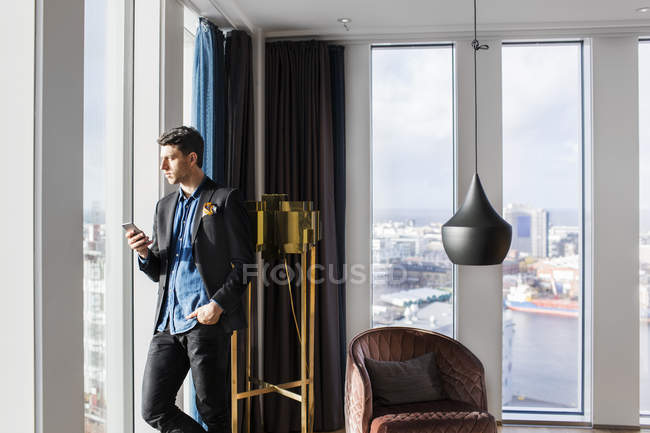Бизнесмен держит телефон — стоковое фото