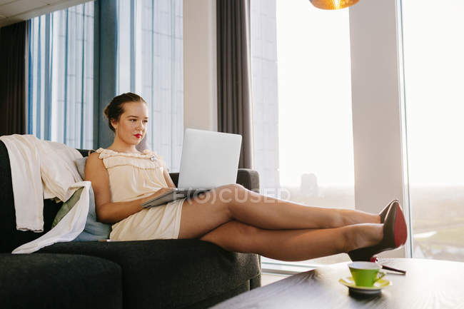 Mujer de negocios con clase utilizando el ordenador portátil - foto de stock