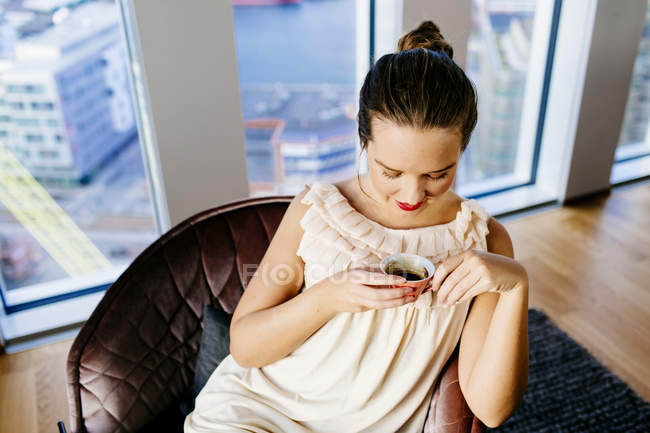 Woman with coffee — Stock Photo
