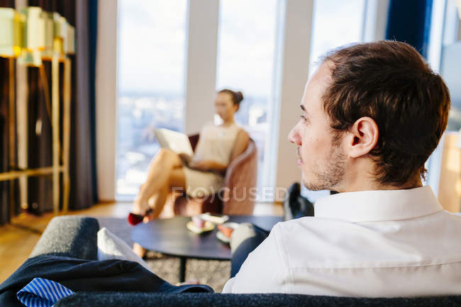 Empresário sentado no sofá — Fotografia de Stock