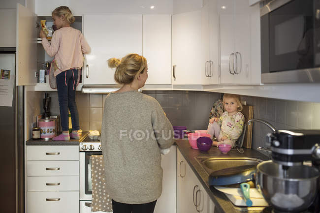 Familie bereitet gemeinsam Pfannkuchen zu — Stockfoto