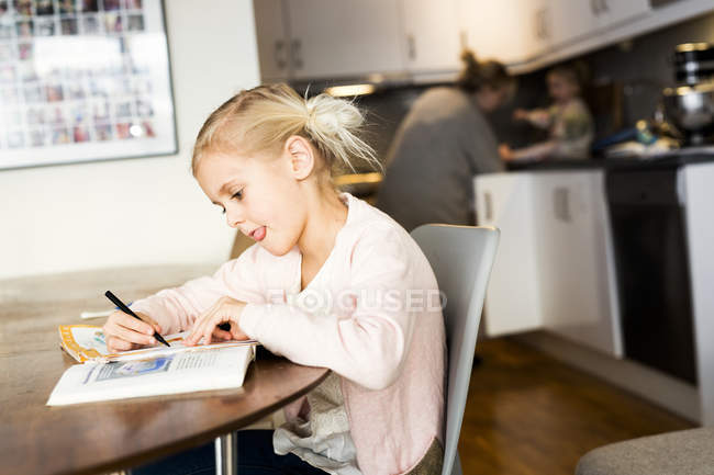 Дівчина вивчення на стіл — Stock Photo