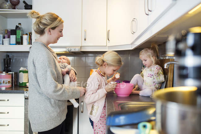 Familie bereitet Pfannkuchen zu — Stockfoto