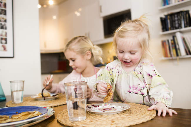 Niedliche Mädchen essen Pfannkuchen — Stockfoto