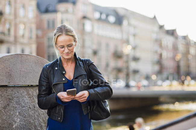 Mulher madura usando telefone inteligente — Fotografia de Stock