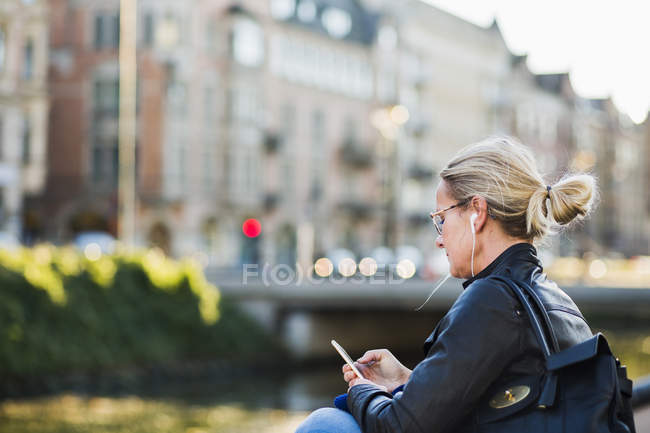Mulher madura usando telefone inteligente — Fotografia de Stock