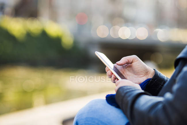Femme utilisant un téléphone intelligent — Photo de stock