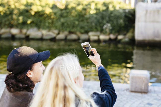 Amigos adolescentes haciendo clic en selfie - foto de stock