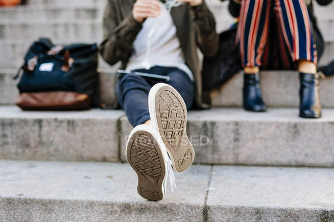 Teenage friends sitting on steps — Stock Photo
