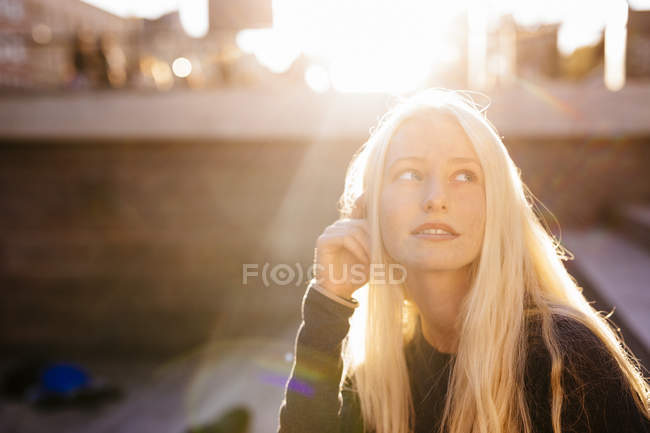 Chica adolescente reflexiva - foto de stock