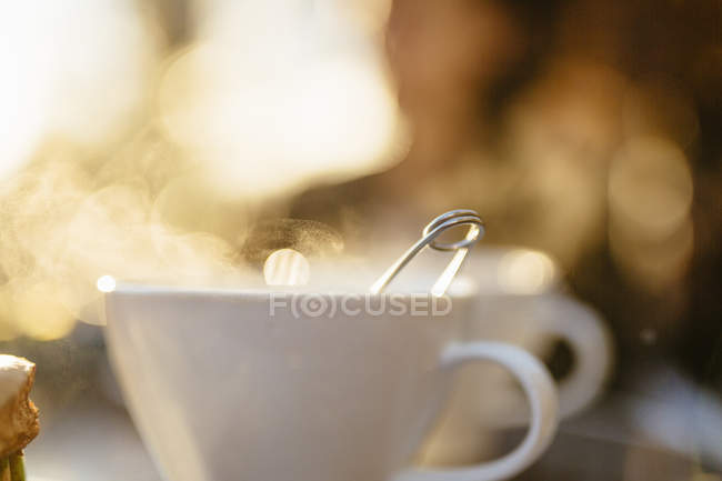Kaffeetasse an sonnigem Tag — Stockfoto