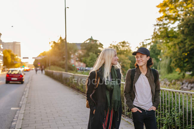 Amici adolescenti che camminano sul sentiero — Foto stock