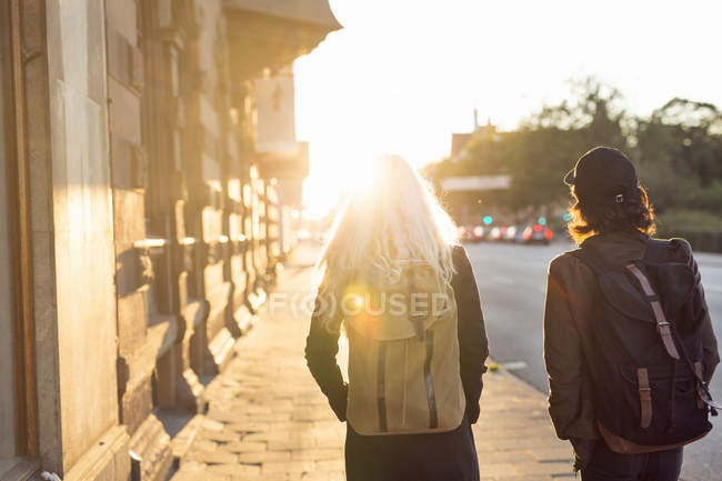 Amis adolescents marchant dans la rue — Photo de stock