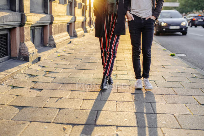 Друзі-підлітки стоять на пішохідній доріжці — стокове фото