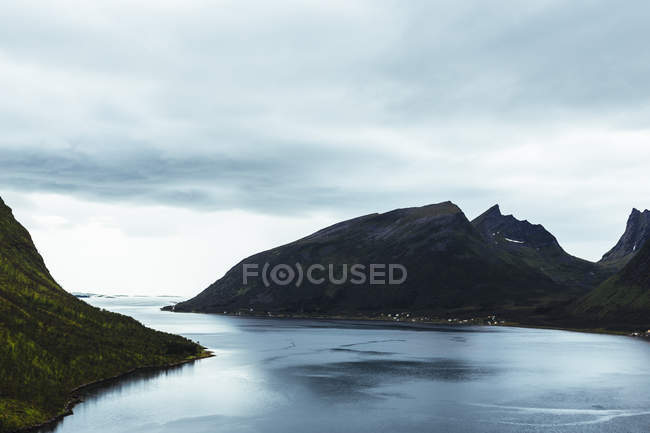 Vista de las montañas rocosas y el lago - foto de stock
