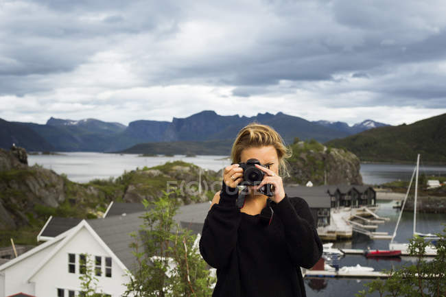 Donna che fotografa attraverso la fotocamera digitale — Foto stock