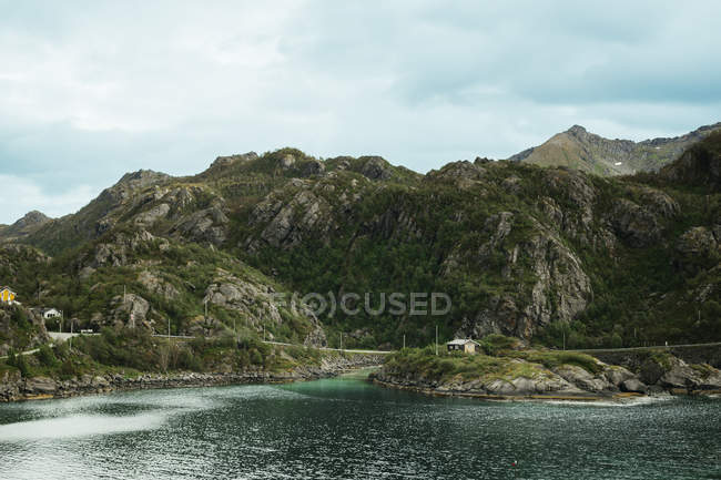 Montanhas rochosas por lago — Fotografia de Stock