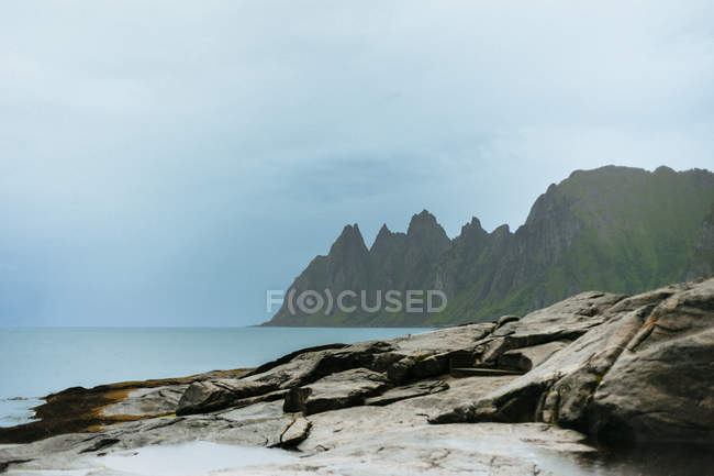 Vista idílica de montanhas rochosas — Fotografia de Stock