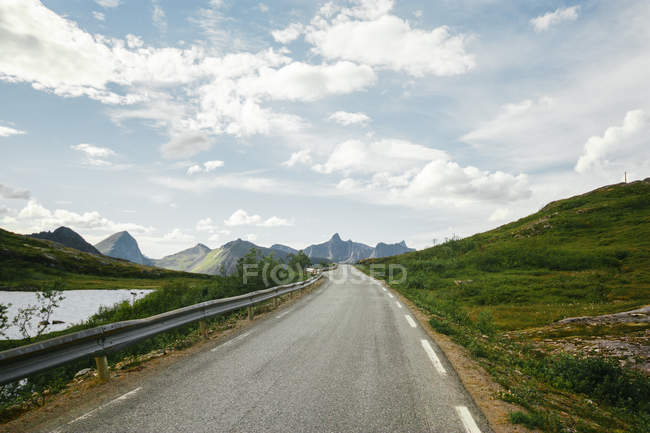 Estrada por paisagem verde — Fotografia de Stock