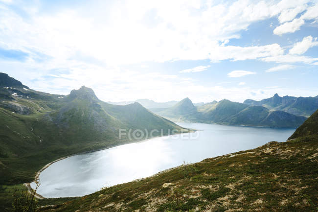 Vista de montanhas e lago — Fotografia de Stock