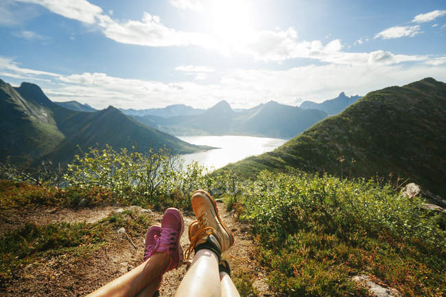 Excursionistas piernas contra vista a la montaña - foto de stock