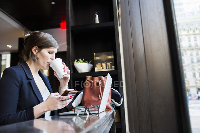 Businesswoman drinking coffee — Stock Photo