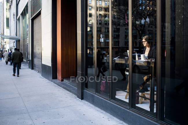 Geschäftsfrau sitzt im Café — Stockfoto