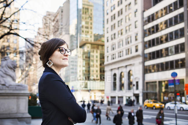 Geschäftsfrau wartet vor der öffentlichen Bibliothek von New York — Stockfoto