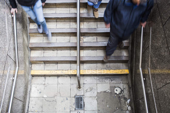 Люди рухаються вниз по сходах — стокове фото