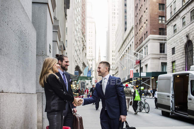 Männer und Frauen in Businesskleidung — Stockfoto