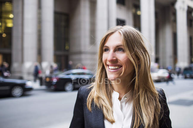 Businesswoman standing against building — Stock Photo