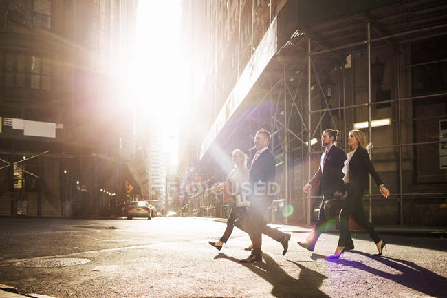 Деловые люди, идущие по городской улице — стоковое фото