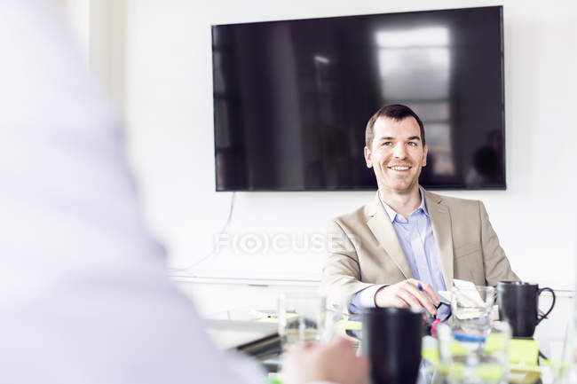Бізнесмен сидить за столом конференції — стокове фото