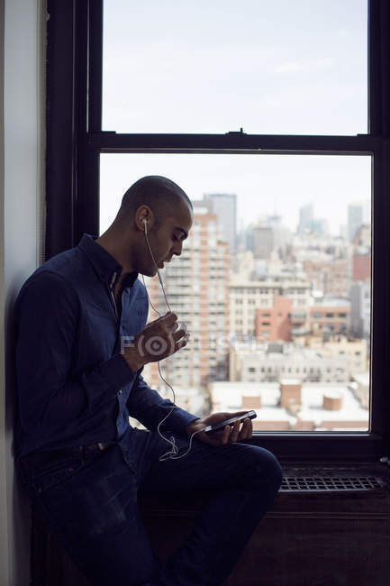 Businessman using phone — Stock Photo