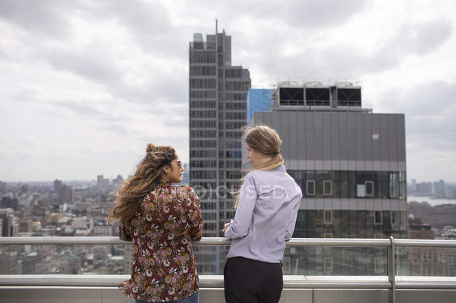 Freunde unterhalten sich im Restaurant auf dem Dach — Stockfoto