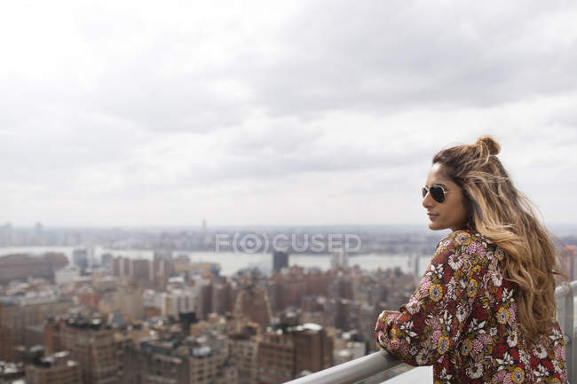 Frau blickt auf Stadtansicht — Stockfoto