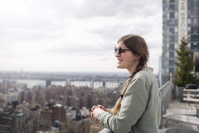 Femme regardant le paysage urbain — Photo de stock