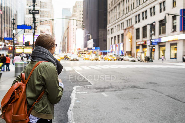 Woman carrying backpack — Stock Photo