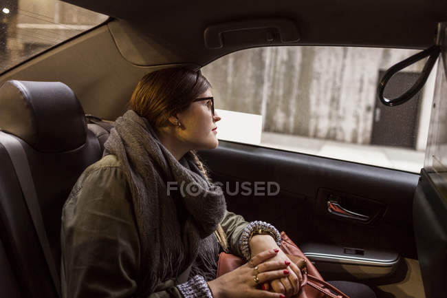 Mulher sentada em táxi olhando através da janela — Fotografia de Stock