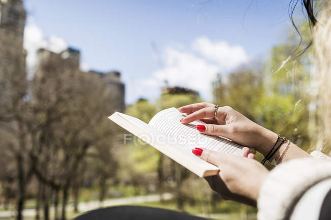 Frau liest Buch im Central Park — Stockfoto